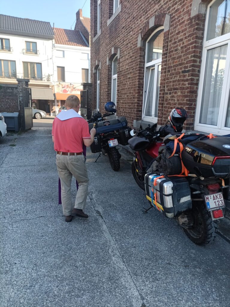Notre aumonier se prépare à bénir nos motos.