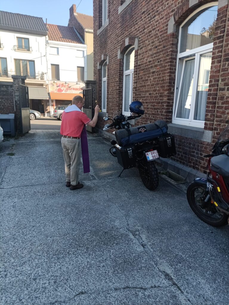 L’aumonier qui bénit les motos au départ de notre périple.