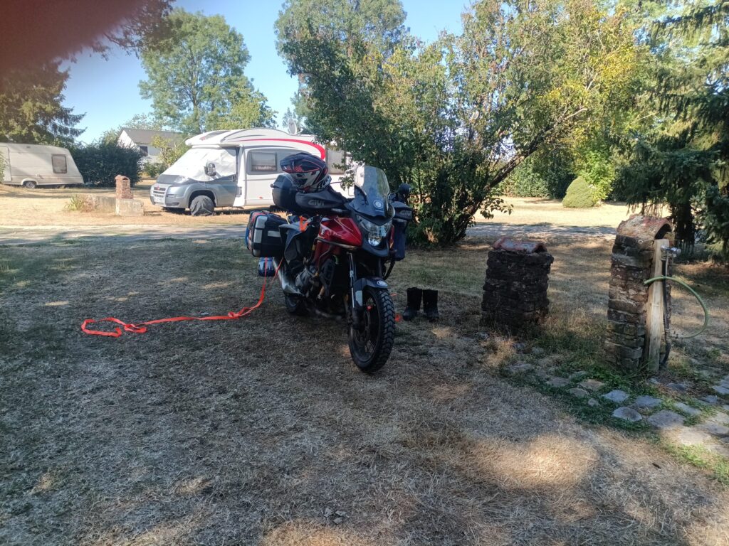 Pierre a déchargé la moto mais va devoir repartir pour les coursesx