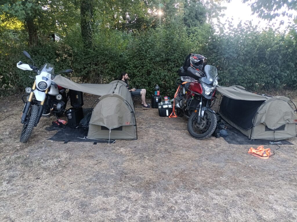 Les tentes sont montées, les courses ont été faites ... préparation du repas.