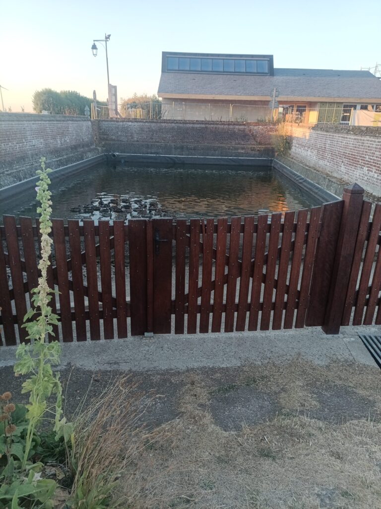 bon, piscine ferméex